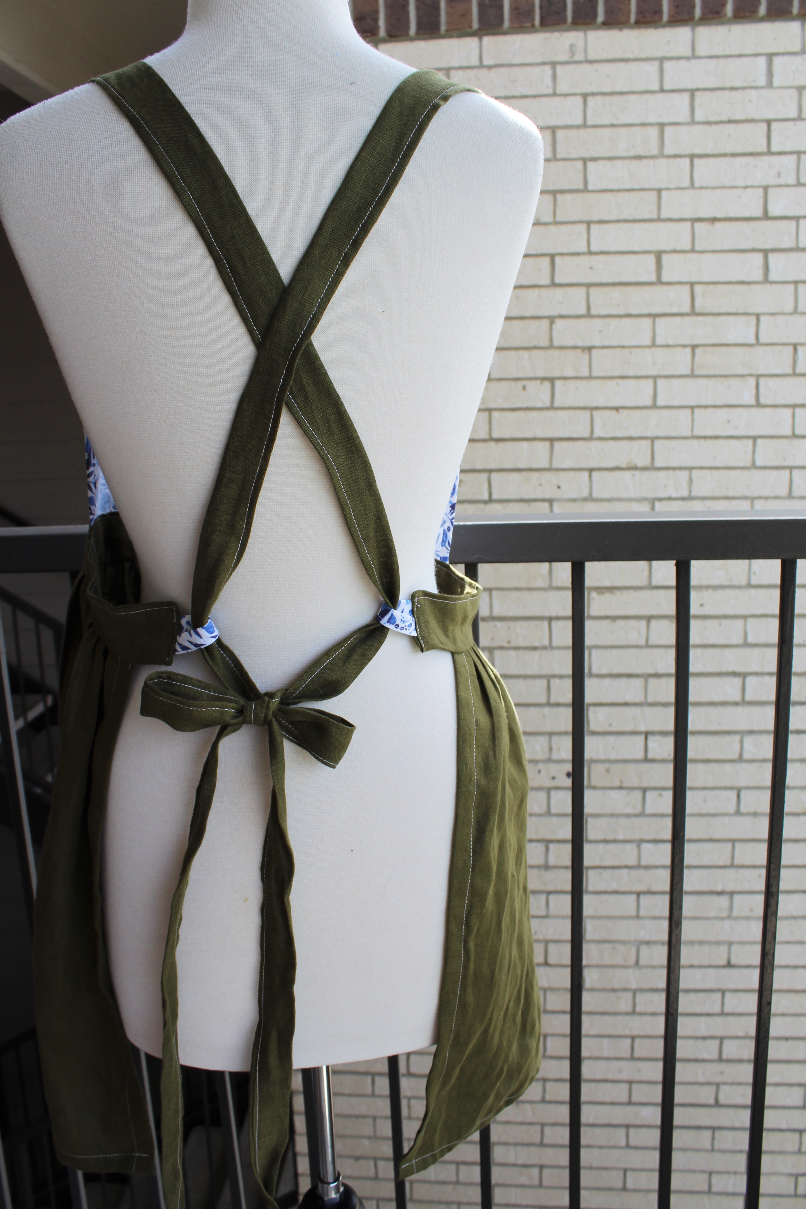 Flower apron for adults crossed straps on the back ribbon belt